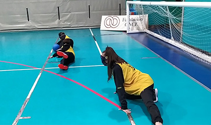 Escolares practicando goalball