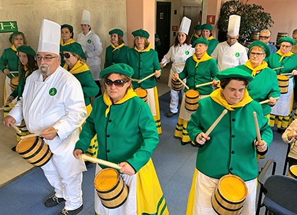 Afiliados y trabajadores de la ONCE con sus uniformes, ensayan para la tamborrada