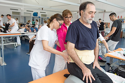 Una de las alumnas de la Escuela de Fisioterapia trata a uno de los pacientes del Hospital