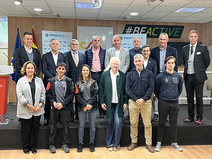 Foto de familia tras la firma del convenio y junto a los deportistas presentes