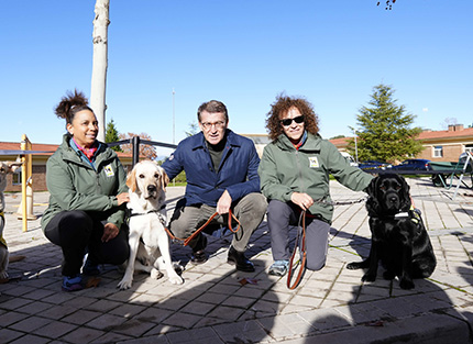 Alberto Núñez Feijóo junto a dos instructoras de movilidad con perro guía