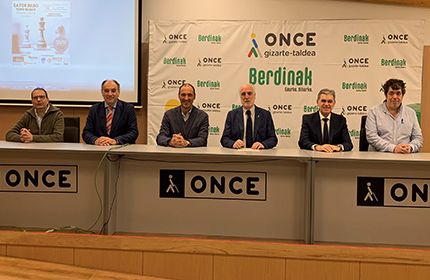 Foto con las autoridades durante la presentación
