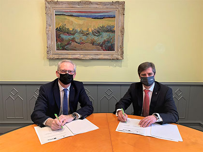 Emilio Sola y Rafael Ledesma, durante la firma del acuerdo