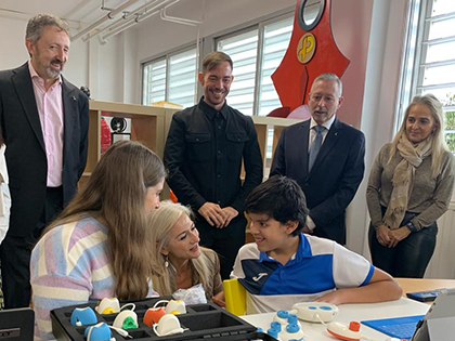 Patricia del Pozo, junto a Adam Barhom, alumno del CEIP Príncipe de Asturias de Sevilla