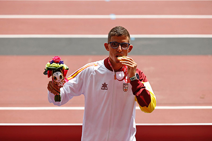 Yassine Ouhdadi en el podio con la medalla de oro