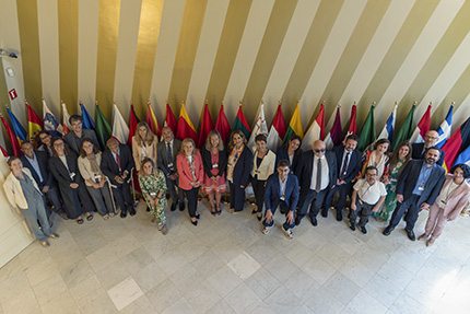 Foto aérea de participantes en la conferencia