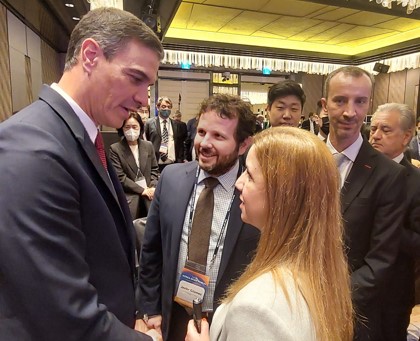 Pedro Sánchez charla en Corea con responsables ONCE