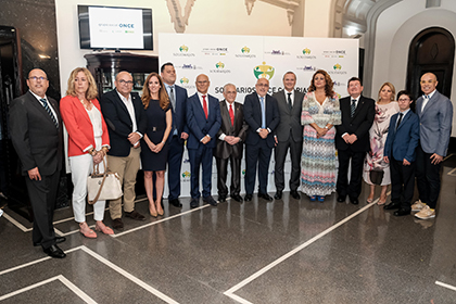 Los galardonados con los Solidarios ONCE Canarias 2019, junto a responsables de la ONCE y autoridades locales