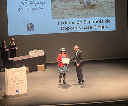 La secretaria general de la FEDC, Gemma León, recoge el galardón