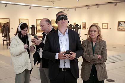 En primer plano, Rafael Domínguez y Ángeles Tilve, tras ellos José Ángel Abraldes, con las audioguías disfrutan de la exposición