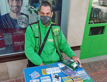 David Penalva en su punto de venta de Guardamar del Segura