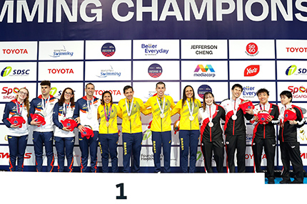 Pódium del relevo 4x100 estilos 