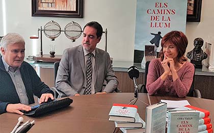 Foto de familia de la presentación del libro Los caminos de la luz