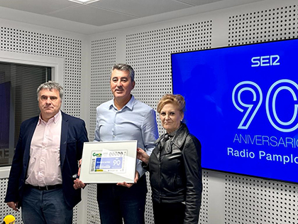Foto de familia de la presentación del cupón del 90 aniversario de Radio Pamplona