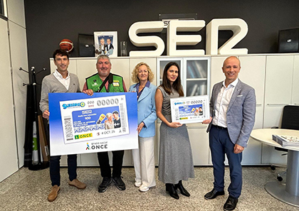 Foto de familia de la presentación del cupón dedicado al Centenario de Radio San Sebastián