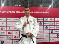 Rodrigo Suárez posa con su medalla de plata al cuello