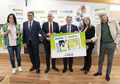 Foto de familia de la presentación del cupón de la ONCE dedicado a la poeta y crítica literaria Sabina de la Cruz