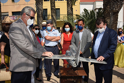 El delegado territorial de la ONCE en la Región de Murcia (izquierda) y el director general de la ONCE tocan una de las maquetas