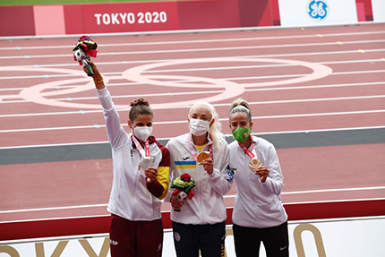 Sara Martínez con su medalla de plata en el podium de los Juegos Paralímpicos de Tokio 2020