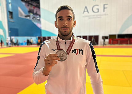 Sergio Ibáñez posa con la medalla de plata