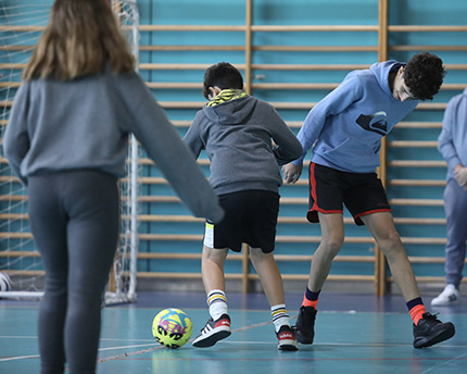 Chicos y chicas practican fútbol durante el Finde del Deporte