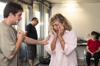 Jaime Pastor da indicaciones a una de las actrices durante el taller