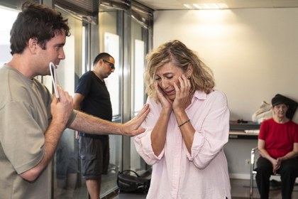 Jaime Pastor da indicaciones a una de las actrices durante el taller