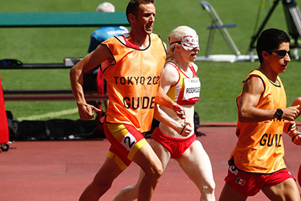 Susana Rodríguez y su guía, Celso Comesaña, en la final de los 1.500 metros