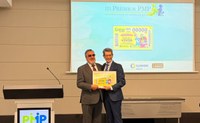 Miguel Carballeda, presidente del Grupo Social ONCE, presenta el cupón del Día Internacional de las Personas Mayores