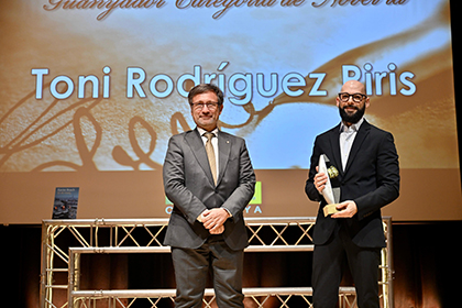 Toni Rodríguez Piris, ganador del Roc Boronat de Novela, junto a Francesc Xavier Vila