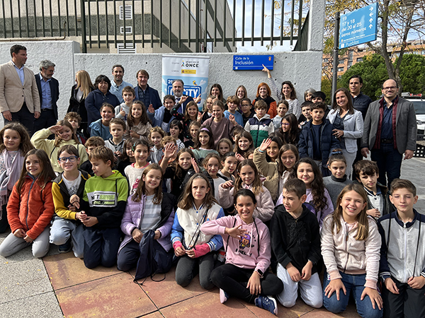 Foto familia Inauguración Calle de la Inclusión Tres Cantos