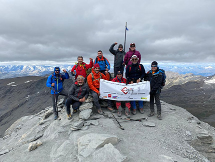 Imagen de la expedición en la cumbre