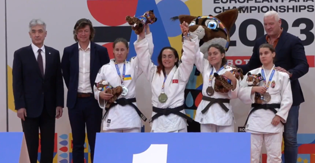 María Manzanero en la ceremonia de medallas con la medalla de bronce
