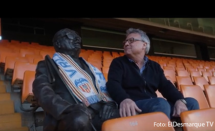 ESTATUA DE VICENTE NAVARRO APARICIO, EN LA TRIBUNA DE MESTALLA. A SU LADO, SU HIJO