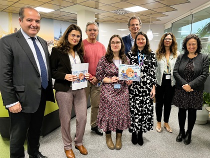 Virginia Castellano y Ana Llauradó con los directivos de Pfizer en el acto de entrega del cuento