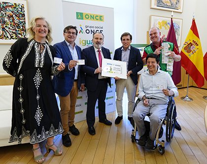 Foto de familia de la presentación del cupón dedicado a San isidro