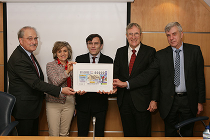 La ministra María Luisa Carcedo y Alberto Durán, en el centro de la imagen, con una copia del cupón del Día de los Derechos de los Consumidores