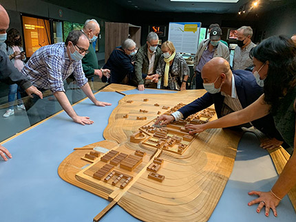 Grupo de personas con discapacidad visual en una de las maquetas del Museo Oiasso