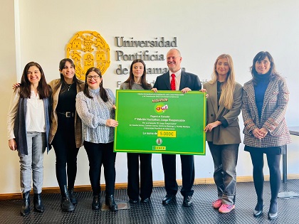 El director general adjunto de Juego de la ONCE, Patricio Cárceles, junto a responsables de la Universidad Pontificia de Salamanca y las integrantes del equipo ganador