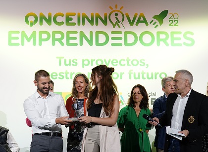 Javier Serrano, de Mentiness, recoge su premio en la modalidad de ‘Enriquecimiento y transformación digital del puesto de trabajo en la ONCE’