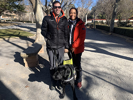 Alberto Villalba y su perro guía Xabat junto a Elisenda Stewart