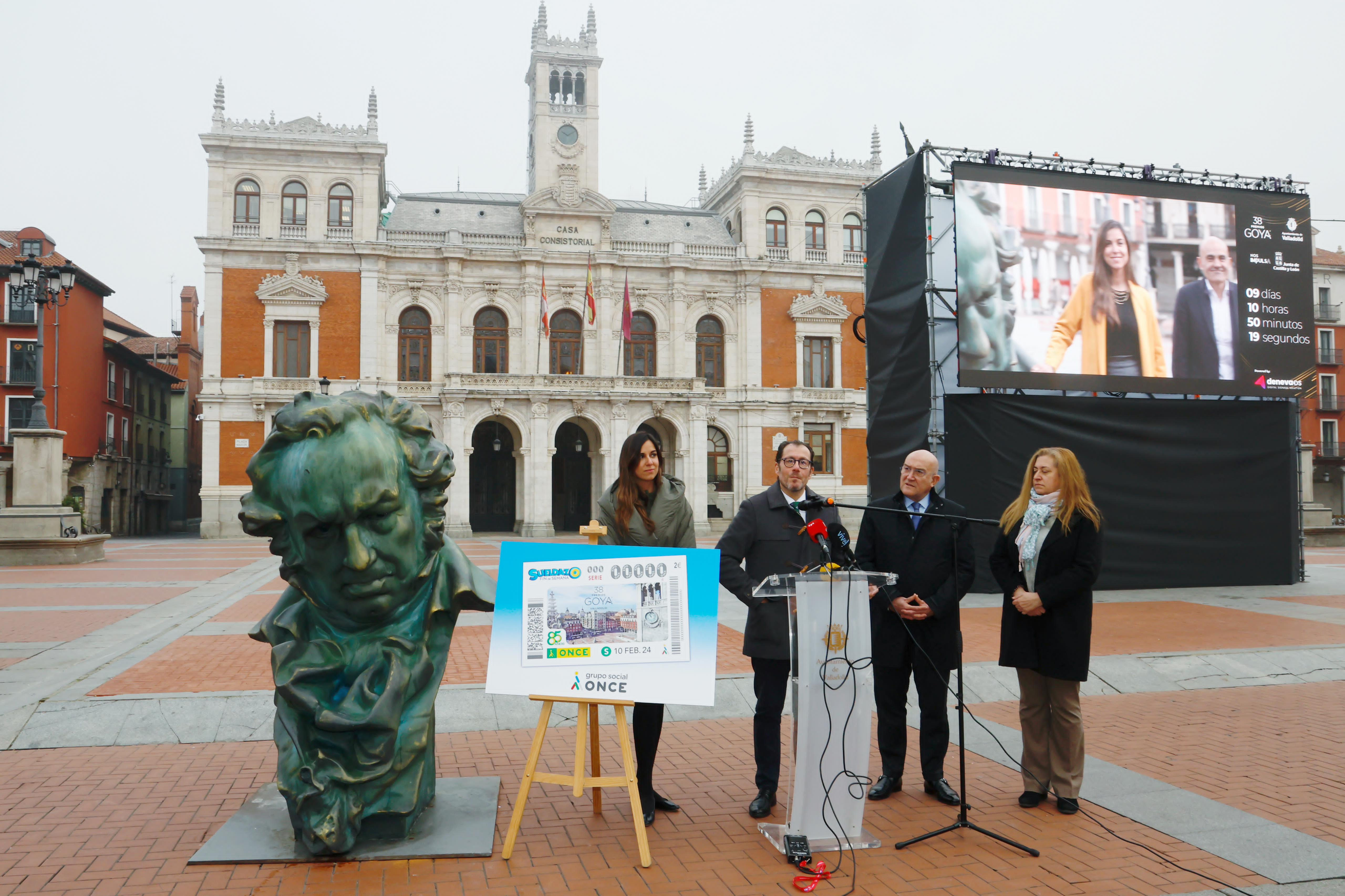 Ismael Pérez, durante su discurso de presentación del cupón, junto a Blanca Jiménez, Jesús Julio Carnero y Araceli de las Heras