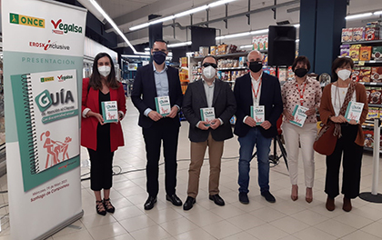 Foto de familia de la presentación de la Guía de Atención al Cliente Con Discapacidad Visual