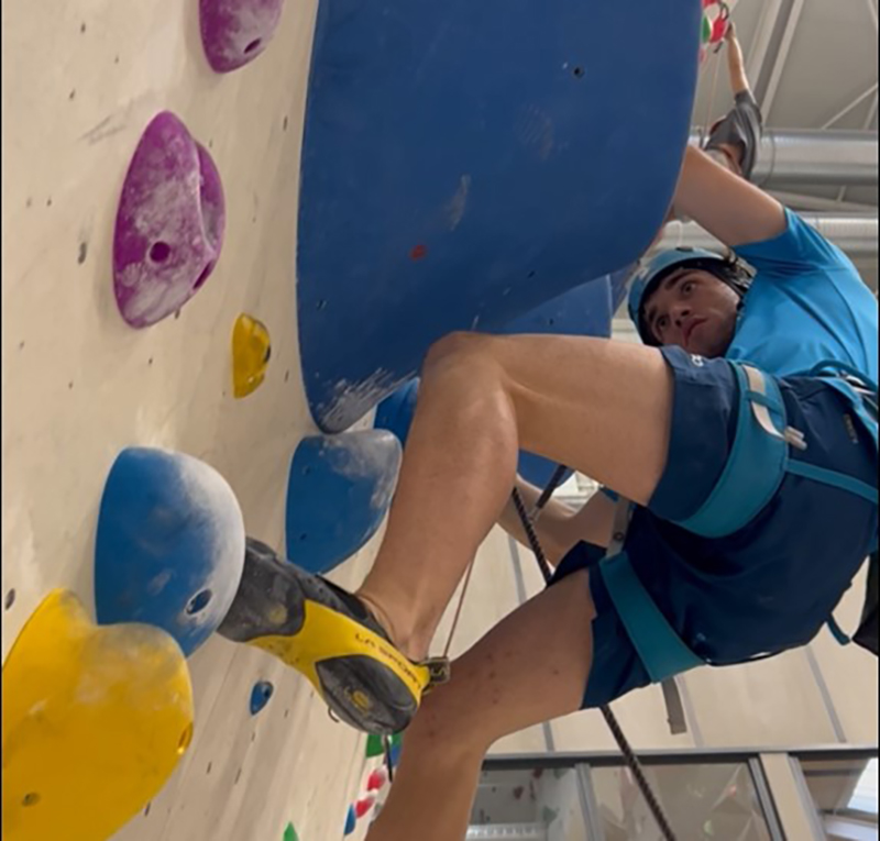 Guillermo Pelegrín escalando
