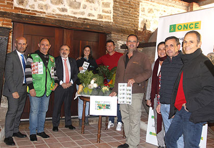 Foto de familia de la presentación del cupón de la ONCE dedicado a Villa del Prado