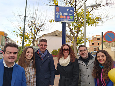 Foto de familia junto a la placa 