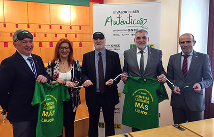 Foto de familia de los participantes en la presentación de la Carrera de Cascabeles