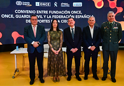 Foto de familia tras la firma del convenio