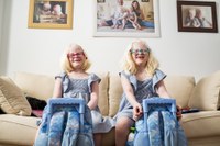 Isabel y Lucía, hermanas y alumnas con deficiencia visual grave