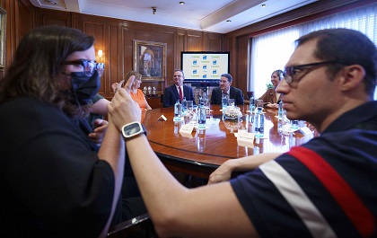 javier, persona sordociega, durante la firma